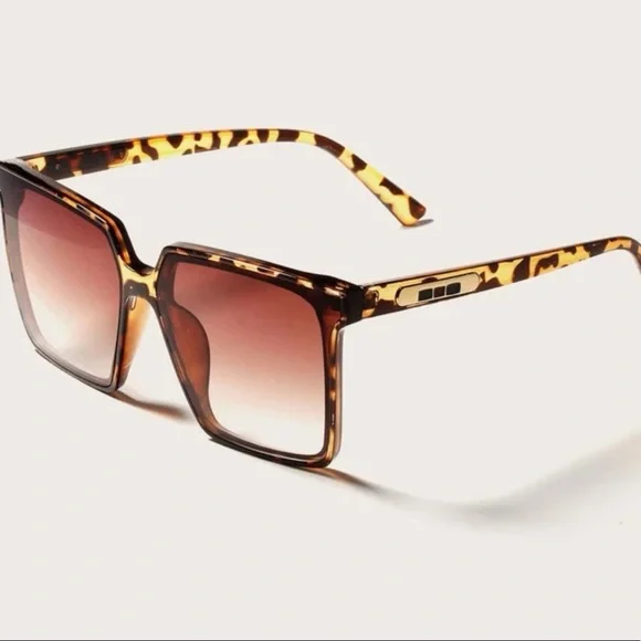 Oversized Sunglasses - Picture 3 of 3